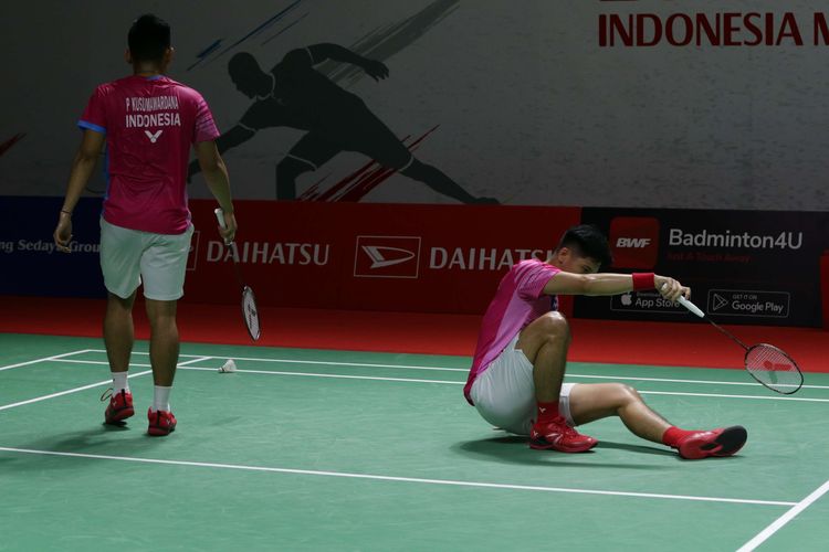 Ganda putra Indonesia, Pramudya Kusumawardana/Yeremia Erich Yoche Yacob Rambitan bertanding melawan ganda putra Indonesia,  Fajar Alfian/Muhammad Rian Ardianto pada babak 16 besar Indonesia Masters 2022 di Istora Senayan, Jakarta, Kamis (9/6/2022). Pramudya Kusumawardana/Yeremia Rambitan gagal melaju ke babak perempat final setelah kalah dengan skor 21-16, 17-21, dan 13-21.