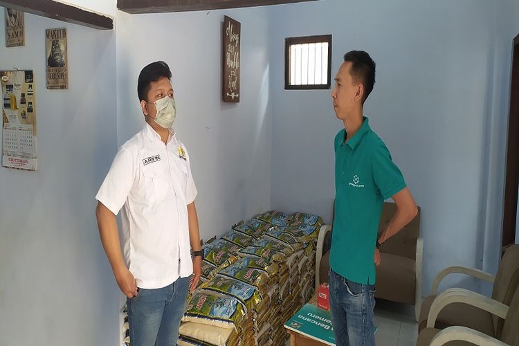 GudangAda gandeng Kadin dalam mendistribusikan paket bantuan kepada korban erupsi Gunung Semeru di Lumajang, Jatim. Pihak Kadin akan mendistribusikan paket bantuan tersebut ke tiga posko pengungsian, yakni di Kantor Kadin Lumajang, Posko Sumberwuluh, dan Pronojiwo.