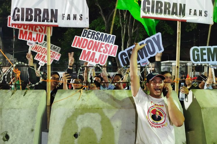 Pendukung Prabowo-Gibran bersorak saat nomor urut pasangan calon diumumkan di KPU RI, Menteng, Jakarta Pusat, Selasa (14/11/12//2023). (KOMPAS.com/XENA OLIVIA)
