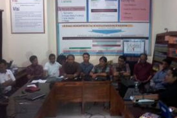 Tim advokasi KPK di Makassar yang berasal dari Masyarakat Anti Korupsi Sulsel (Mars) saat menggelar konfrensi pers di kantor Kopel Jl Batua Raya, Makassar, Selasa (17/2/2015).