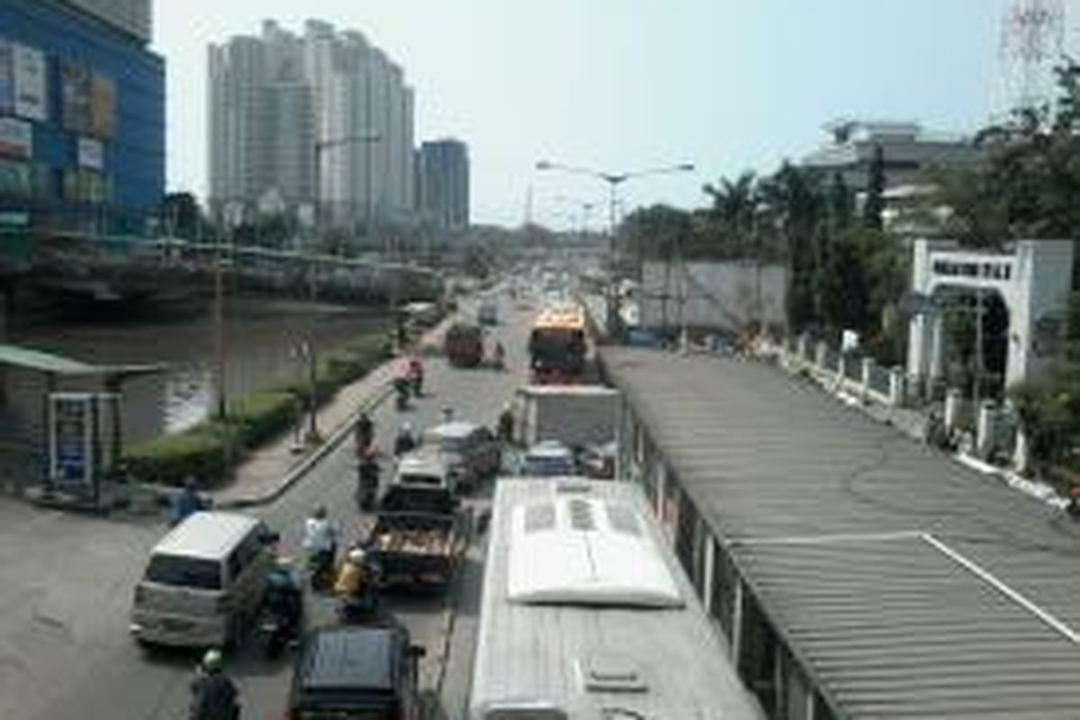 Kemacetan terjadi di sepanjang Jalan Gunung Sahari, Pademangan, Jakarta Utara tepat depan Mangga Dua Square, Rabu (19/3/2014). Banyak kendaraan, termasuk bus transjakarta, memilih melawan arah untuk keluar dari kemacetan tersebut.