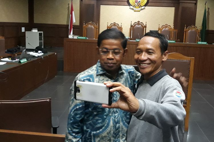 Mantan Sekjen Partai Golkar, Idrus Marham (kiri) di Pengadilan Tipikor Jakarta, Selasa (12/2/2019).