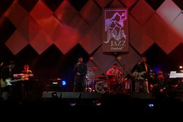 Sheila On 7 tampil dalam festival musik jazz internasional tahunan, Jakarta International Java Jazz Festival 2015, di Stage A3 Jakarta International Expo (JIExpo), Kemayoran, Jakarta Pusat pada Jumat (6/3/2015) malam.