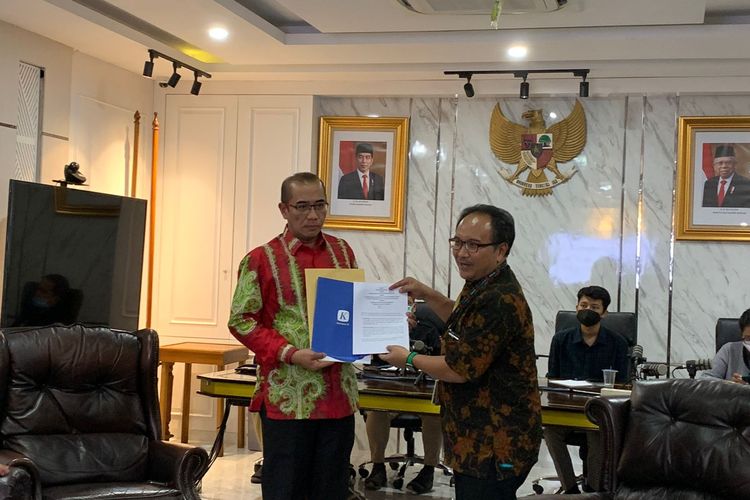 Ketua KPU Hasyim Asyari dan VP National News Kompas Gramedia Budiman Tanuredjo di Gedung KPU Jakarta, Rabu (8/6/2022).