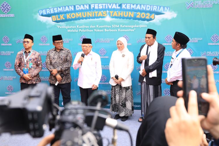 Menteri Ketenagakerjaan (Menaker) Ida Fauziyah saat mendampingi Wakil Presiden (Wapres) Republik Indonesia (RI) Ma'ruf Amin dalam peresmian 525 BLK Komunitas dan Festival Kemandirian BLK Komunitas 2024, di Pondok Pesantren (Ponpes) Daarul Archam, Desa Tanjakan Rajeg, Kabupaten Tangerang, Provinsi Banten, Kamis (7/3/2024).