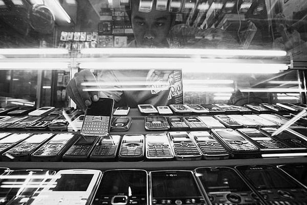 Beragam telepon seluler dari China di sebuah kios penjual perangkat seluler di Palmerah, Jakarta, Kamis (25/2). Kementerian Komunikasi dan Informatika mencatat ada peningkatan permohonan sertifikasi perangkat telekomunikasi asal China setelah berlakunya Perjanjian Perdagangan Bebas ASEAN-China mulai Januari 2010.