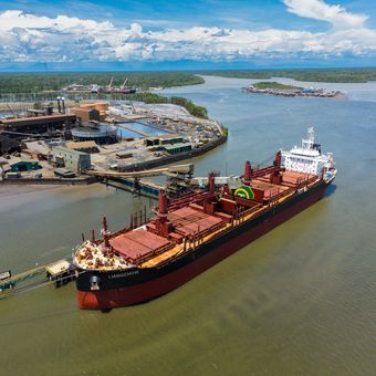 PT Freeport Indonesia (PTFI) melakukan pengiriman perdana konsentrat tembaga ke smelter PTFI di Kawasan Ekonomi Khusus (KEK) Java Integrated Industrial and Port Estate (JIIPE), Gresik, Jawa Timur pada Kamis (13/6/2024).  