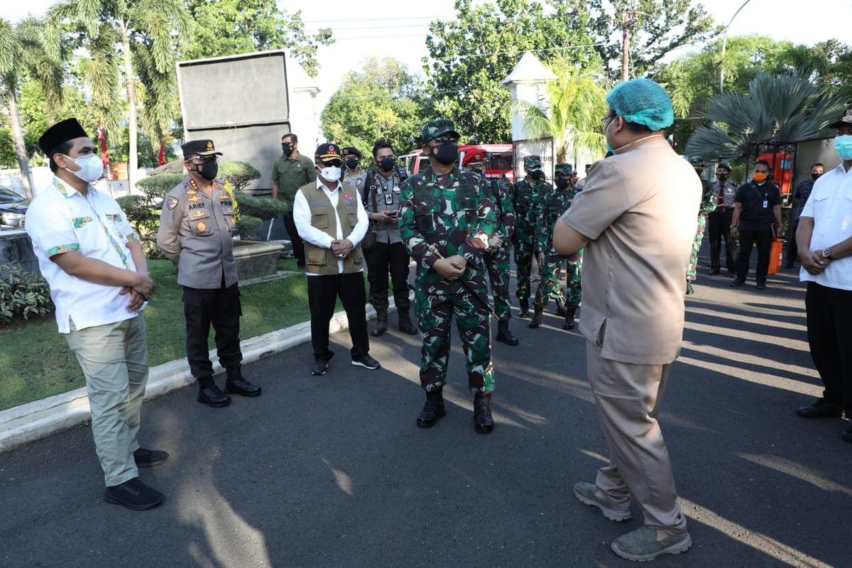 Panglima TNI Marsekal Hadi Tjahjanto saat meninjau tempat isolasi terpusat di Semarang, Jawa Tengah, Minggu (25/7/2021).