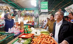 Kunjungi Pasar Kangkung di Lampung, Mendag Zulkifli Hasan Sebut Pasokan Bapok Melimpah