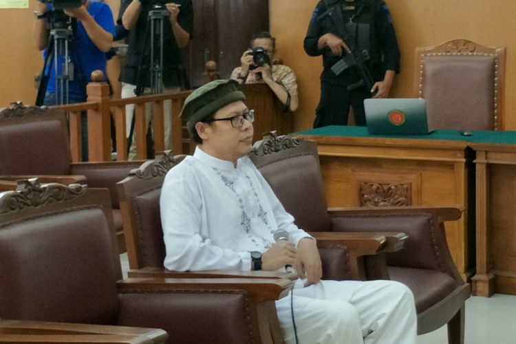 Pimpinan kelompok Jemaah Ansharut Daulah (JAD) Zainal Anshori saat memberikan kesaksian dalam sidang kasus peledakan bom di Jalan MH Thamrin pada Januari 2016 dengan terdakwa Aman Abdurrahman. Sidang digelar di Pengadilan Negeri Jakarta Selatan, Jumat (9/3/2018).