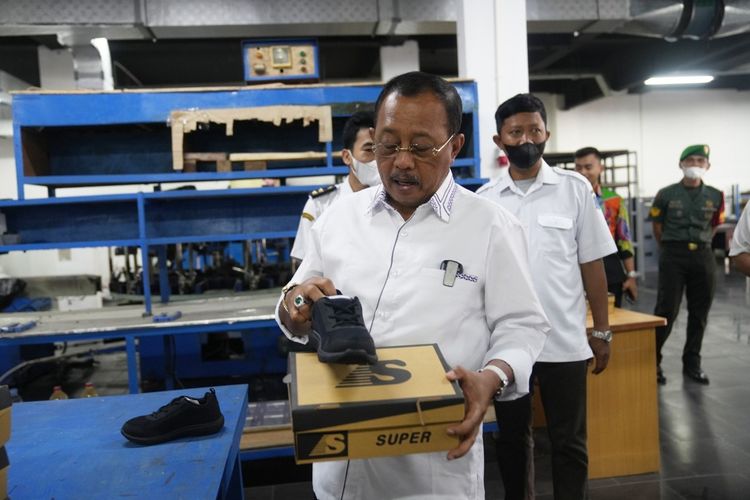 Wakil Wali Kota Surabaya Armuji melihat proses produksi sepatu binaan Dinas Koperasi, Usaha Kecil dan Menengah, serta Perdagangan di Jalan Putat Jaya, bertempat di ek wisma lokaliasi Dolly, Surabaya, Rabu (10/8/2022).