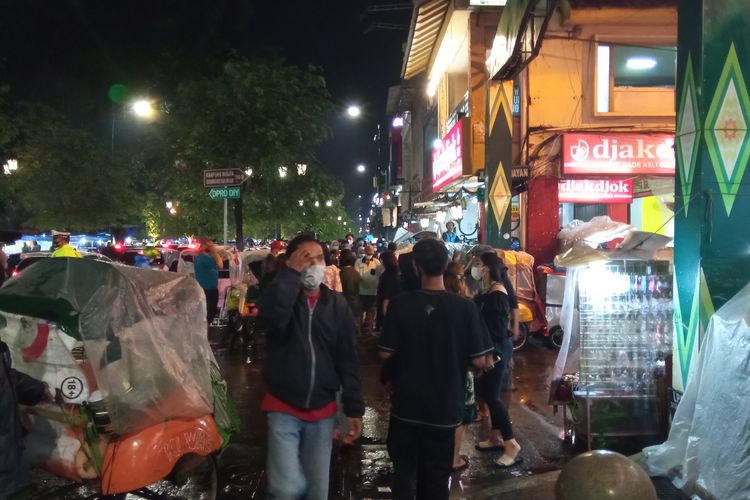 Suasana Malioboro saat hujan mereda pengunjung mulai ramai