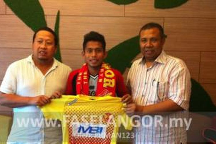 Gelandang tim nasional Indonesia U-23, Andik Vermansah (tengah), resmi menjadi milik Selangor FA. 