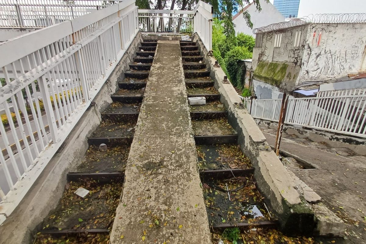 Kondisi jembatan penyeberangan orang (JPO) dekat gerbang utama DPR/MPR RI, Jalan Gatot Subroto arah Semanggi, Bendungan Hilir, Jakarta Pusat, banyak ditumbuhi oleh lumut.