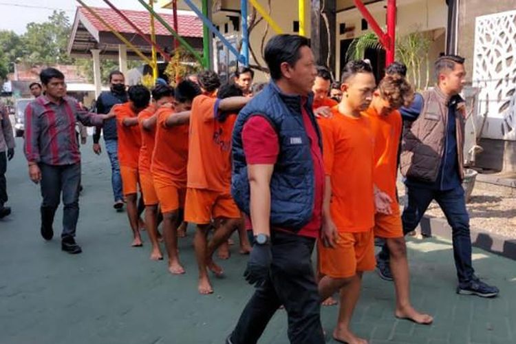 Polres Kediri menetapkan 28 orang sebagai tersangka dalam penjarahan kantor Pemkab dan DPRD Kediri, Jawa Timur.