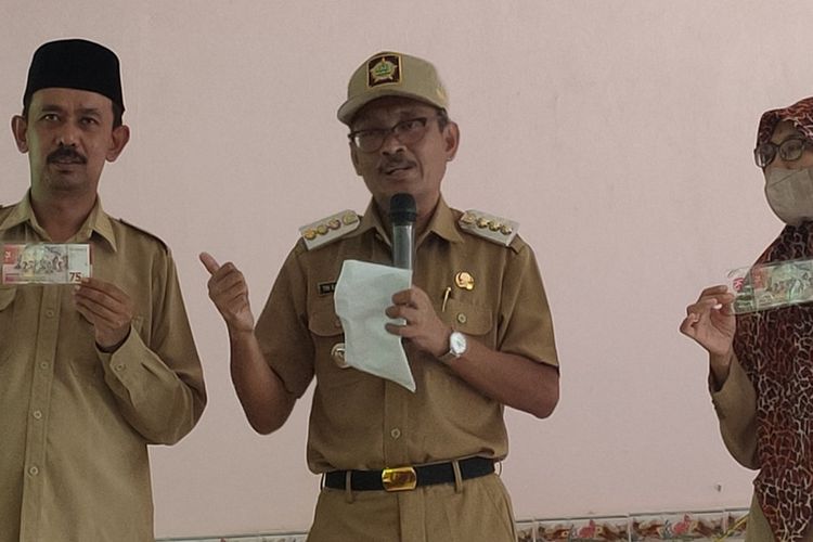 Penjabat Bupati Kulon Progo, Tri Saktiyana memberi bantuan dan sembako bagi warga di Pedukuhan Plampang II, Kalurahan Kalirejo, Kapanewon Kokap, Kabupaten Kulon Progo, Daerah Istimewa Yogyakarta.