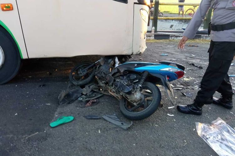 Tabrakan bus dengan motor di jalan Nagung – Brosot di Kalurahan Cerme, Kapanewon Panjatan, Kabupaten Kulon Progo, Daerah Istimewa Yogyakarta, Minggu, 18 Desember 2022 sekitar pukul 05.00 WIB. Tabrakan mengakibatkan satu korban meninggal di lokasi kejadian dan satu korban dirawat di RSUD Wates.
