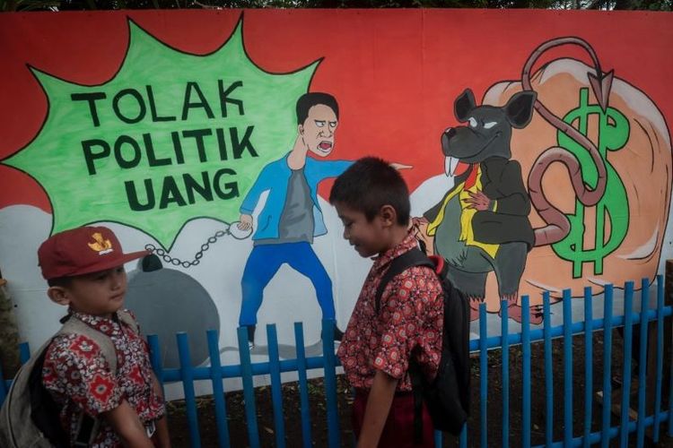 Dua siswa melintas di mural kampung demokrasi di Cileles, Lebak, Banten, Rabu (9/11/2022). Pencanangan Kampung Demokrasi tersebut dalam rangka menggelar sosialisasi serta edukasi pendidikan politik bagi masyarakat guna mensukseskan Pemilu dan Pilkada 2024 yang jujur, adil, dan tidak Golput. 