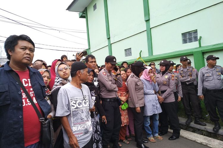 Warga memadati lokasi reka adegan sekaligus kali pertama ditemukan mayat DS (13) siswi SMPN 6 Tasikmalaya di gorong-gorong sebagai korban pembunuhan ayah kandungnya sendiri di Jalan Cilembang, Kota Tasikmalaya, Kamis (12/3/2020) siang.