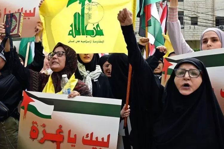 Para pendukung Hezbollah membawa bendera Palestina saat unjuk rasa di Beirut selatan, Lebanon, 13 Oktober 2023.