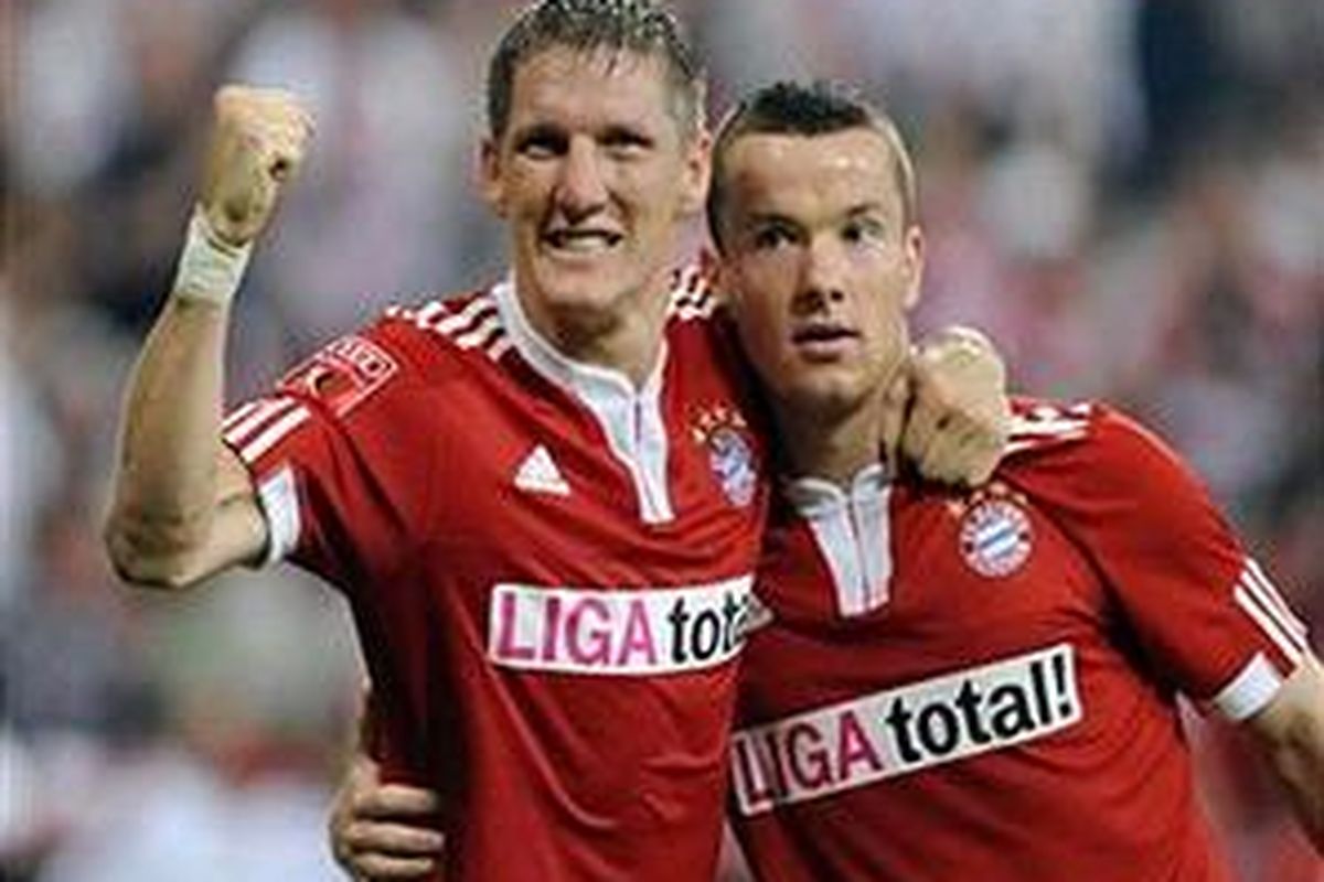 Gelandang Bayern Muenchen Bastian Schweinsteiger (kiri) merayakan golnya ke gawang AC Milan dalam turnamen Audi Cup di Stadion Allianz Arena, Rabu (29/7). Bayern menang 4-1 dan akan berhadapan dengan Manchester United di final.