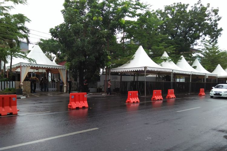 Tenda-tenda untuk acara open house telah terpasang di depan kediaman pribadi Wakil Presiden Jusuf Kalla di Jl Hadji Bau, Makassar, Rabbu (5/6/2019).
