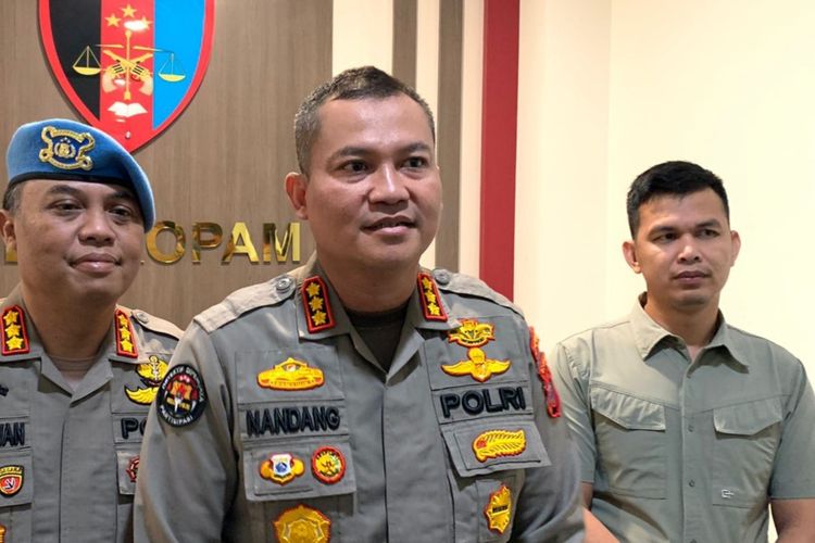 Kabid Humas Polda Riau Kombes Nandang Mu'min Wijaya saat diwawancarai wartawan terkait kasus anggota Brimob yang setoran ke atasannya, Jumat (9/6/2023).