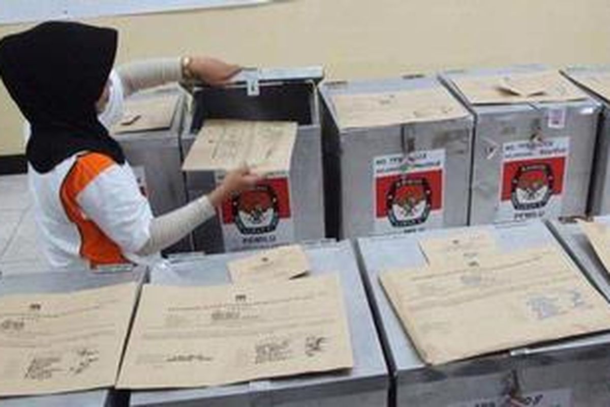 Petugas Panitia Pemungutan Suara Kelurahan Menteng mengambil amplop berisi berita acara penghitungan suara dari salah satu kotak suara saat rekapitulasi perolehan suara pasangan calon gubernur DKI Jakarta di Kantor Kelurahan Menteng, Jakarta Pusat, Jumat (21/9/2012). Rencananya gubernur terpilih akan dilantik pada 7 Oktober nanti.  