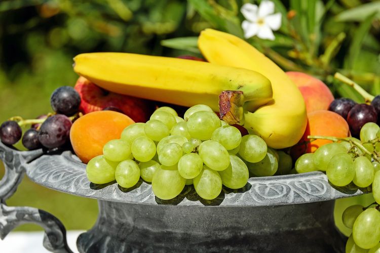 Ilustrasi buah-buahan. Buah-buahan dengan kandungan tanin tinggi sebaiknya dibatasi oleh penderita anemia defisiensi besi.