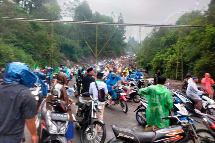 Sekitar 2.000 orang yang terdiri dari warga 17 desa dan Majelis Wakil Cabang Nadlatul Ulama (MWC NU) Srumbung, Magelang, sepakat melakukan aksi sweeping penambang liar di lereng Gunung Merapi, Jumat (10/2/2023).