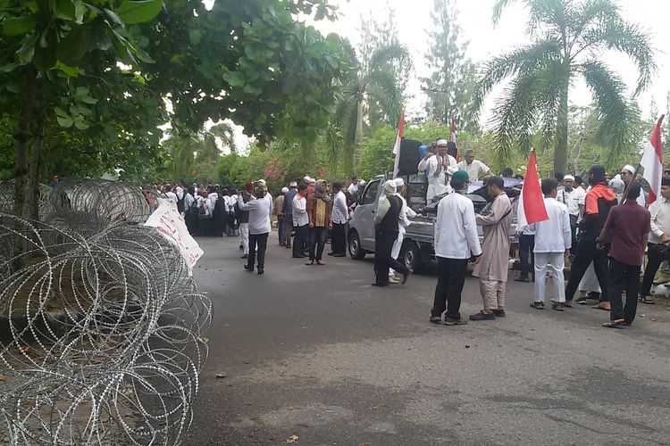 Massa berunjuk rasa di kantor Bawaslu Kepulauan Bangka Belitung, Kamis (16/5/2019).