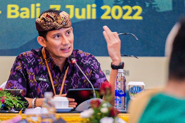 Menparekraf Sandiaga Salahudin Uno berbicara dalam Focus Group Discussion (FGD) Pengelolaan Food Waste Pada Industri Pariwisata di Badung, Bali, pada Kamis (7/7/2022). /Humas. Biro Komunikasi Kemenparekraf