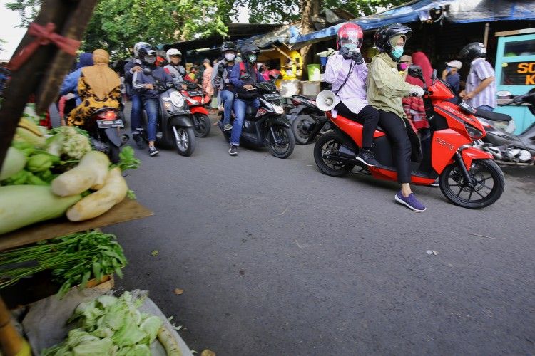 Wali Kota Surabaya Tri Rismaharini didampingi beberapa kepala Organisasi Perangkat Daerah (OPD), petugas Linmas, Satpol PP hingga jajaran kepolisian blusukan di Kecamatan Sawahan dan Kecamatan Rungkut untuk mengingatkan warga agar patuh menerapkan protokol kesehatan di masa pandemi Covid-19, Minggu (12/7/2020)..