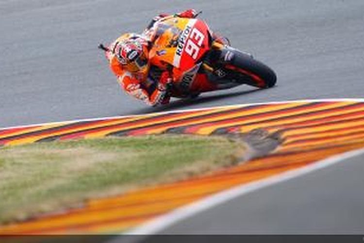 Pebalap Honda asal Spanyol, Marc Marquez memacu motornya pada sesi latihan bebas ketiga GP Jerman di Sirkuit Sachsenring, Sabtu (13/7/2013).