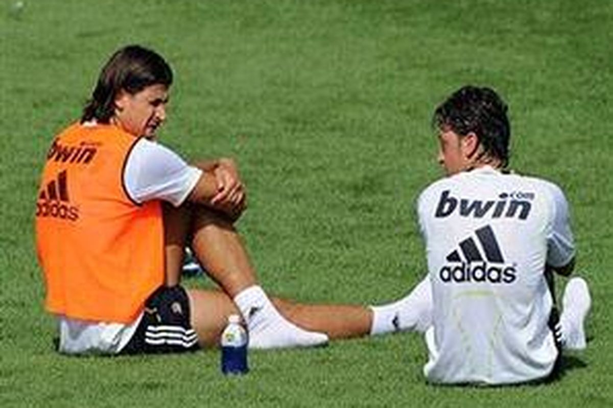 Sami Khedira (kanan) dan Mesut Oezil.