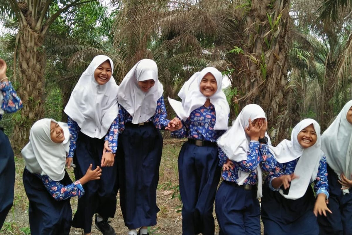 SMP Negeri 11 Batanghari sekolah kecil dengan 5 kelas dan terletak di atas tanah lebih dari 2 hektar, di pinggir kota Muara Bulian, Jambi lewat usaha mandiri kebun sawit yang dikelola guru dan siswa mampu memberikan seragam gratis bagi seluruh siswa baru.