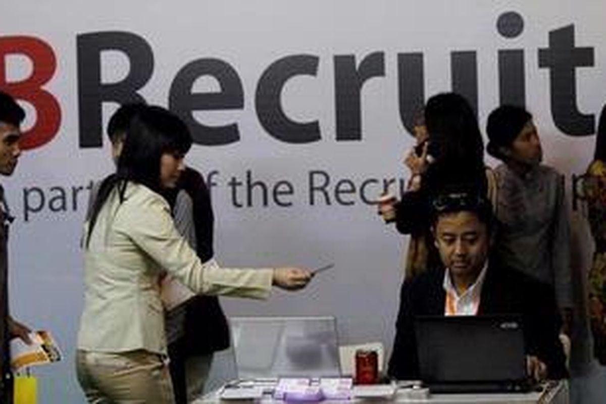 Suasana Kompas Karier Fair 2010 di JITEC Mangga Dua Square, Jumat (15/10/2010). Bursa kerja yang diikuti oleh 50 perusahaan ini akan berlangsung hingga Sabtu (16/10/2010). 