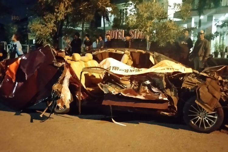 Pengemudi Sedan Tewas Terjepit Usai Menabrak Truk Boks di Jalan Raya Juanda