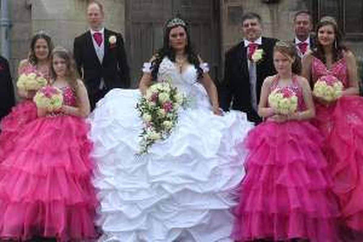 Rancangan gaun pengantin dengan berat 63 kilogram