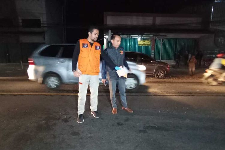 Kepala Satuan Reskrim Polres Sukabumi AKP Ali Jupri (kanan) dan anggota sedang olah tempat kejadian perkara di Jalan Raya Sukabumi-Bogor, Kampung Lodaya,, Desa Karangtengah, Kecamatan Cibadak, Sukabumi, Jawa Barat, Senin (27/11/2023).
