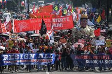 Rumah Diguncang Gempa, Warga Gorontalo Panik Berdiri di Tepi Jalan Menunggu Aman