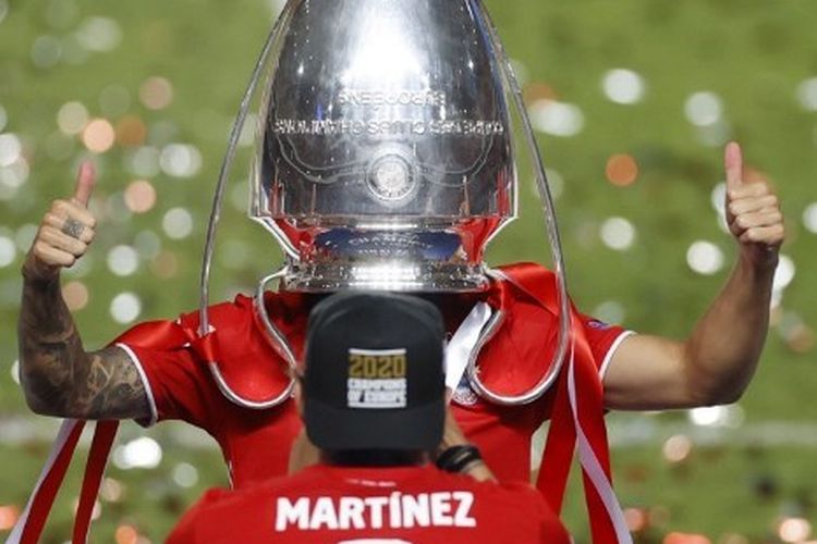 Bek Bayern Muenchen, Lucas Hernandez, berfoto dengan trofi Liga Champions.