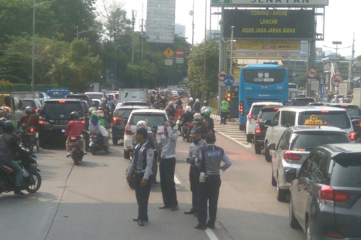 Busway Koridor 9 di depan Senayan JCC ditutup karena adanya Aksi 299, Jumat (29/9/2017).