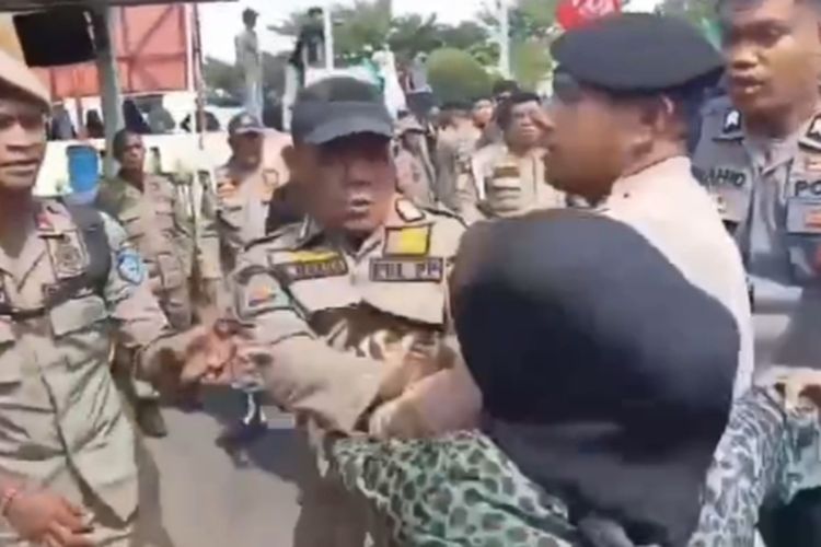 Jurnalis Tribun Ternate Dianiaya Oknum Satpol PP Saat Meliput Aksi Indonesia Gelap