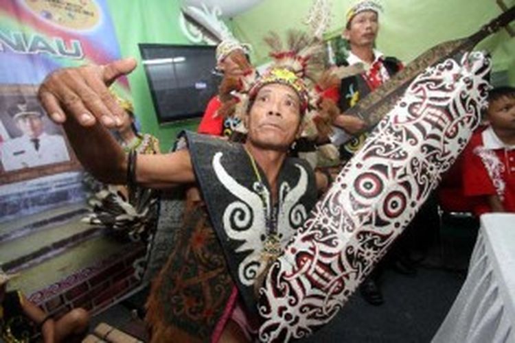 Peserta pameran budaya mempertunjukan tarian khas Suku Dayak dalam acara Festival Budaya Dayak di Istora Senayan, Jakarta, Sabtu (27/4/2013). Festival Budaya Dayak tersebut akan berlangsung dari tanggal 27 sampai 30 April 2013 diisi oleh pagelaran budaya serta pameran kerajinan tangan khas Suku Dayak.