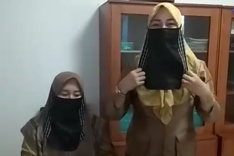 Dua orang Aparatur Sipil Negara (ASN) di lingkungan Pemkab Lombok Tengah mengenakan cadar oaska Bupati Lombok Tengan, H. Moh.Suhaili FT menginisiasi cadarisasi bagi ASN Lombok Tengah.