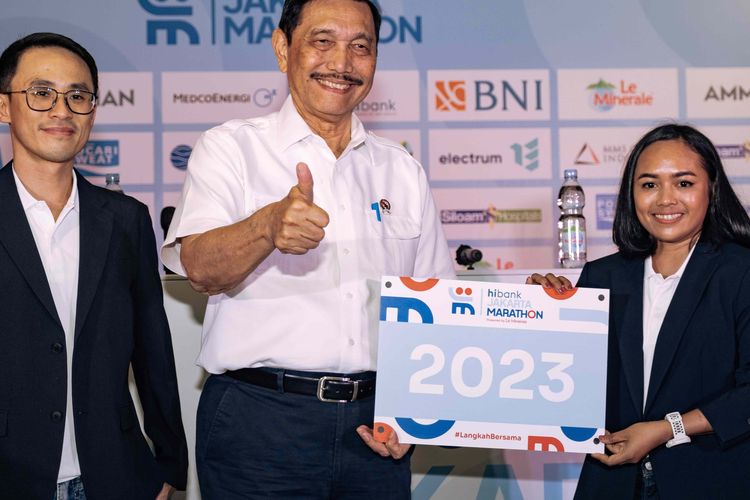 JakMar23 ? dari kiri ke kanan: Donny Tjahyadikarta, Race Director, Jakarta Marathon 2023; mendampingi Bapak Luhut Binsar Pandjaitan, Ketua Umum Pengurus Besar Persatuan Atletik Seluruh Indonesia (PB PASI) sesaat setelah menyerahkan simbolis Race Pack Jakarta Marathon 2023 kepada Triyaningsih, atlit wanita nasional pemegang 10 rekor nasional maupun Asia Tenggara untuk nomor lari jarak jauh.