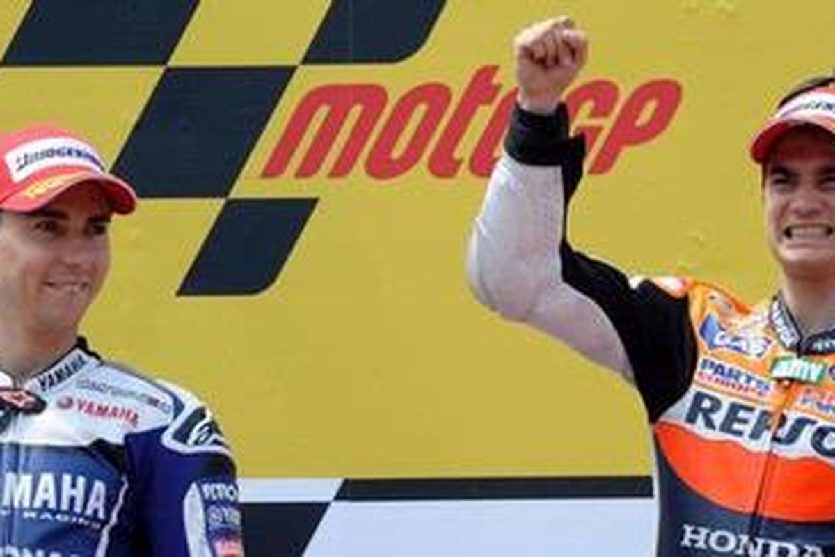 Pebalap Repsol Honda, Dani Pedrosa (kanan), menjadi juara GP Portugal, Minggu (1/5/11). Dia kalahkan pebalap Yamaha, Jorge Lorenzo (kiri).