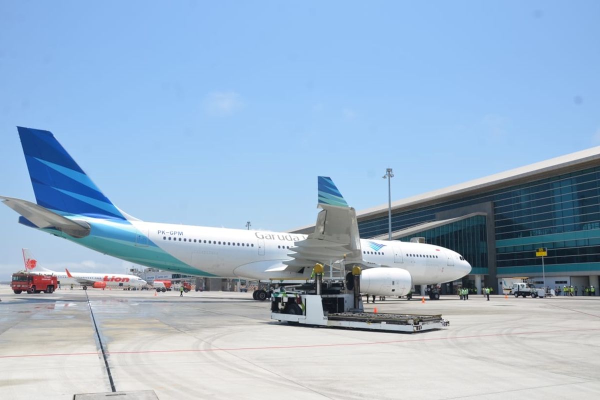 Pesawat Airbus A330-200 milik maskapai Garuda Indonesia mendarat di Bandar Udara Yogyakarta International Airport di Kulon Progo, Daerah Istimewa Yogyakarta, Jumat (05/10/2019).