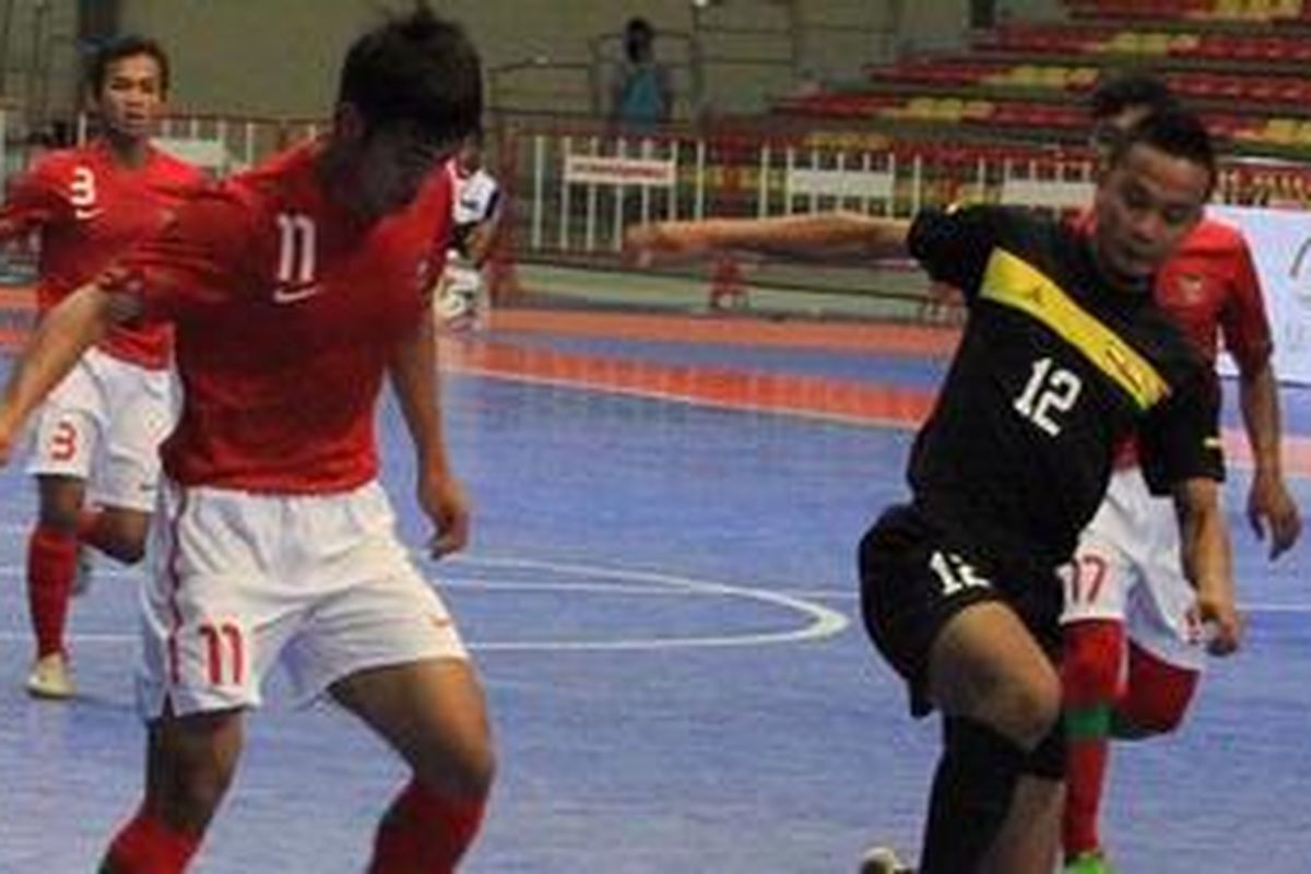 Tim futsal Indonesia (kostum merah) berlaga melawan Brunei Darussalam pada penyisihan Grup B Piala Fursal AFF 2012 di Bangkok, Thailand, Minggu (22/4/2012).